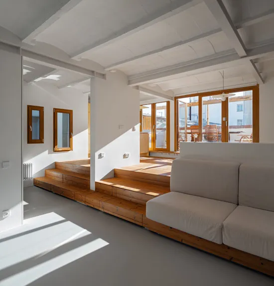 خانه دوبلکس مینمال با ترکیب چوب و رنگ سفید