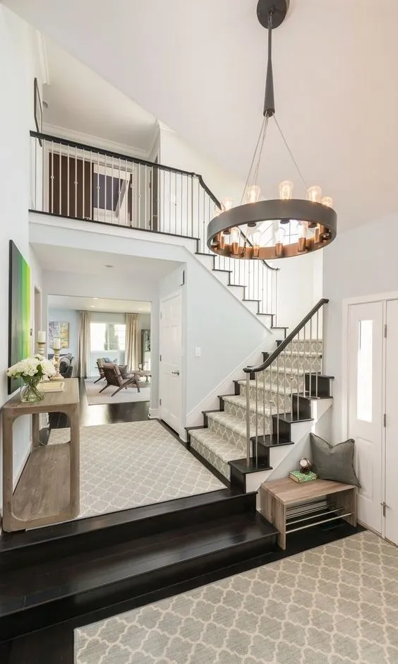 پله های خانه دوبلکس با لوستر خاص