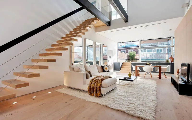 سالن پذیرایی و نشیمن گاه خانه لوکس با کفپوش چوبی