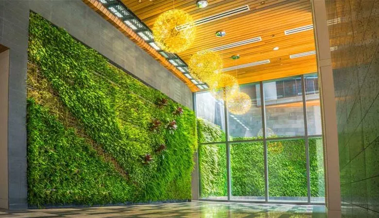 زیبایی گرین وال در کنار پنجره بزرگ